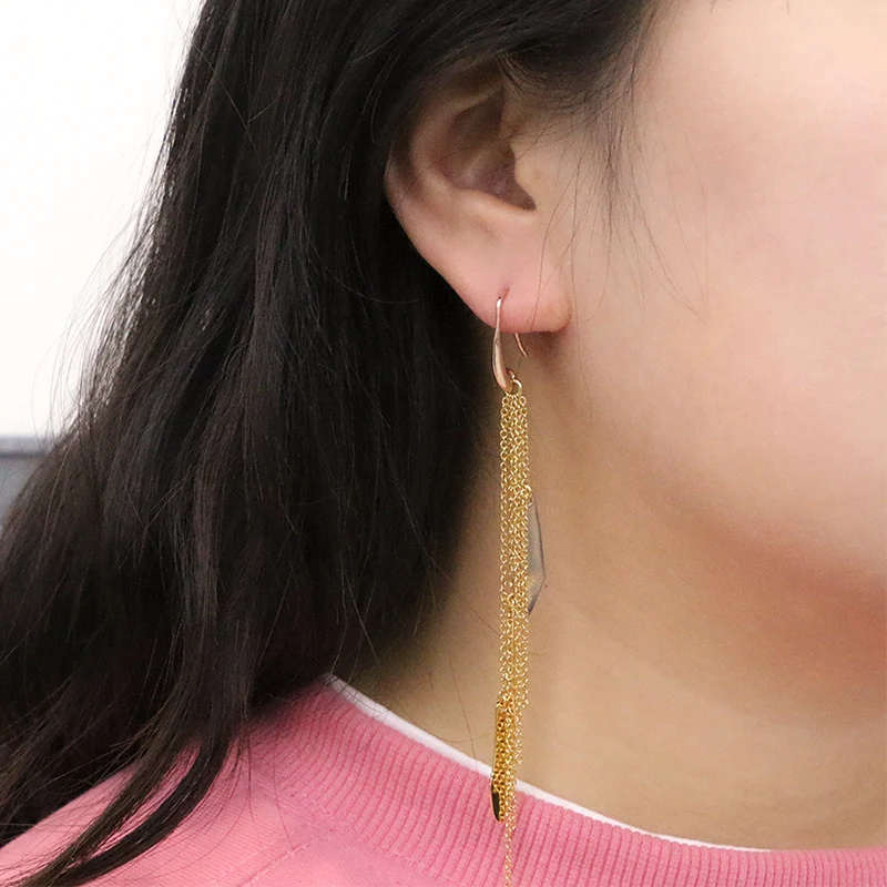 술 체인과 금속 조각 귀걸이